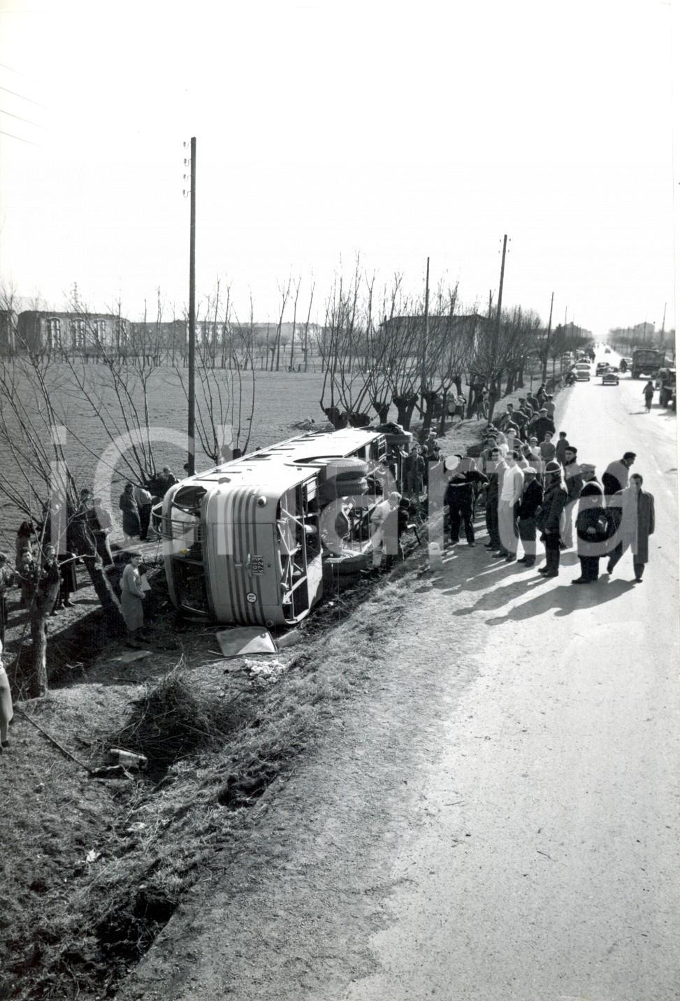 Fotografia d epoca originale 1960 TORINO Pulmann rovesciato sulla carreggiata dopo scontro con trattore Foto 1
