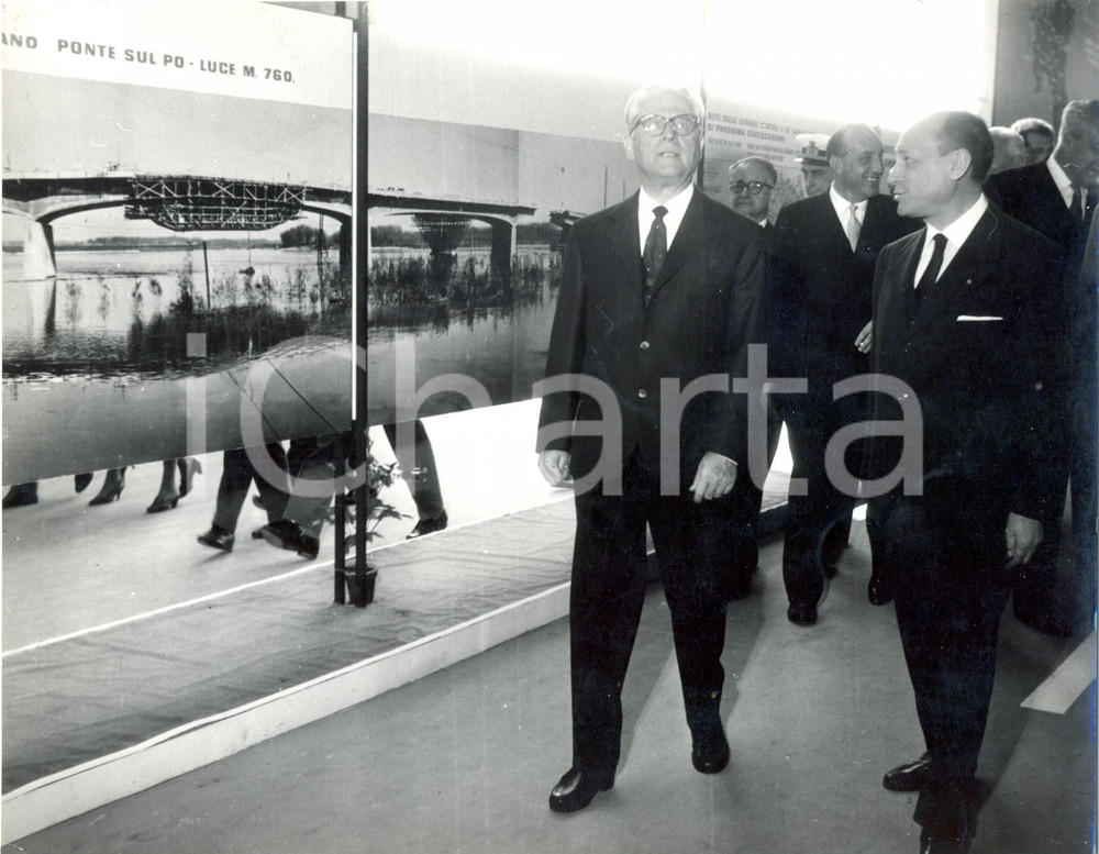 Fotografia d epoca originale 1959 GENOVA Fiera della Comunicazione  Giovanni GRONCHI presso uno stand Foto 1