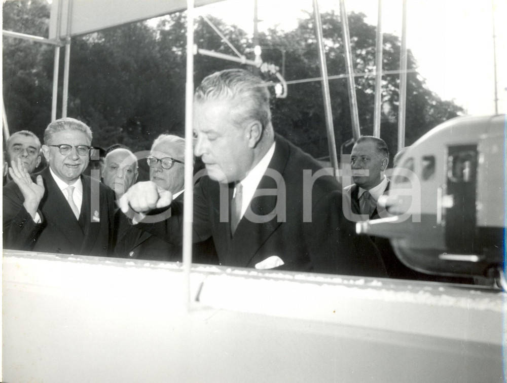 Fotografia d epoca originale 1959 MILANO Fiera della Comunicazione  Giovanni GRONCHI allo stand ferroviario 1