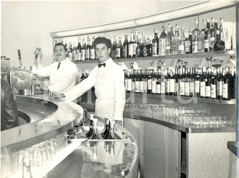 Fotografia d epoca originale 1955 GENOVA Ritratto di due baristi al ristorante Luna Caprese Foto Costume 1