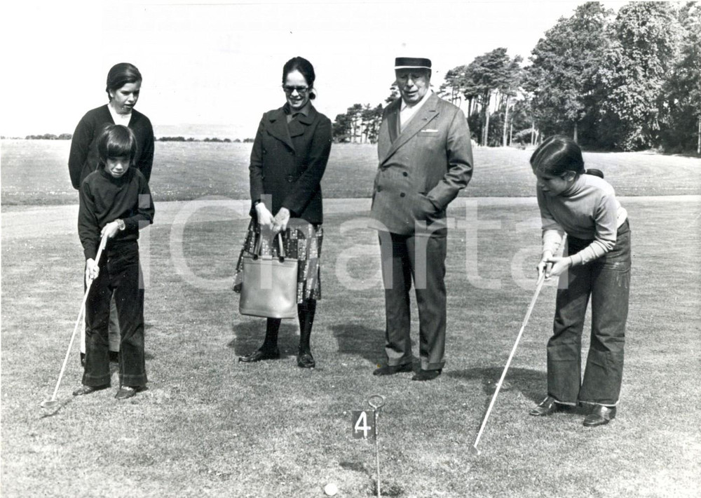 Fotografia d epoca originale 1971 NAIRN Charlie CHAPLIN Oona O NEILL guardano i figli giocare a golf Foto 1