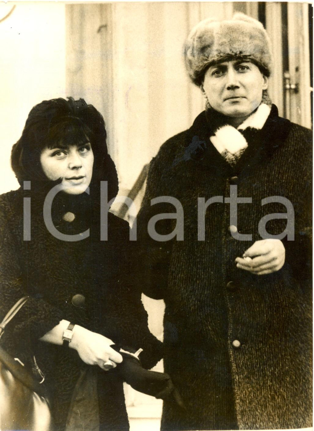 Fotografia d epoca originale 1963 HAMBURG Ritratto del poeta Evgenij YEVTUSHENKO con la moglie Foto 13x18 cm 1
