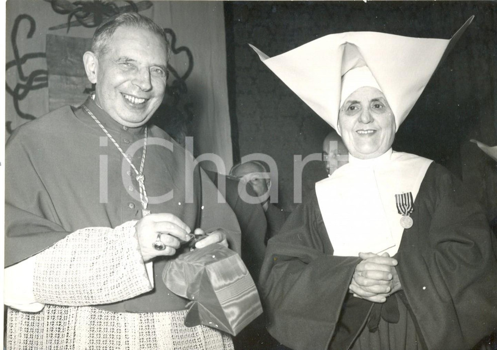 Fotografia d epoca originale 1960 ca BOLOGNA Card. Giacomo LERCARO consegna medaglia d oro a suor ISABETTINI 1