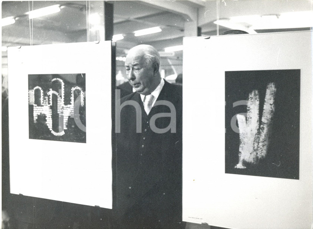 Fotografia d epoca originale 1958 COLONIA Mostra Photokina Theodor HEUSS ammira le fotografie di Publifoto 1