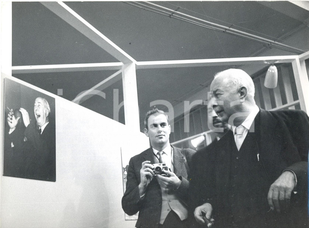 Fotografia d epoca originale 1958 COLONIA  Mostra Photokina  Theodor HEUSS guarda sorpreso un suo ritratto 1