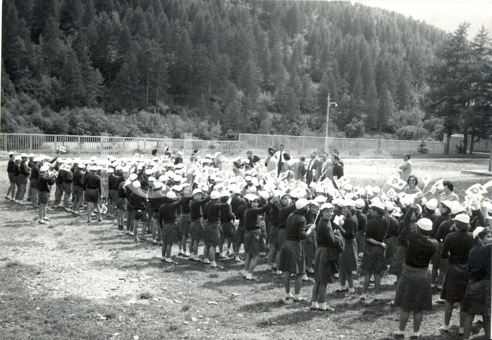 Fotografia d epoca originale 1956 CASELLA MONTEMAGGIO Colonia ANSALDO  Bambini sventolano bandierine Foto 1