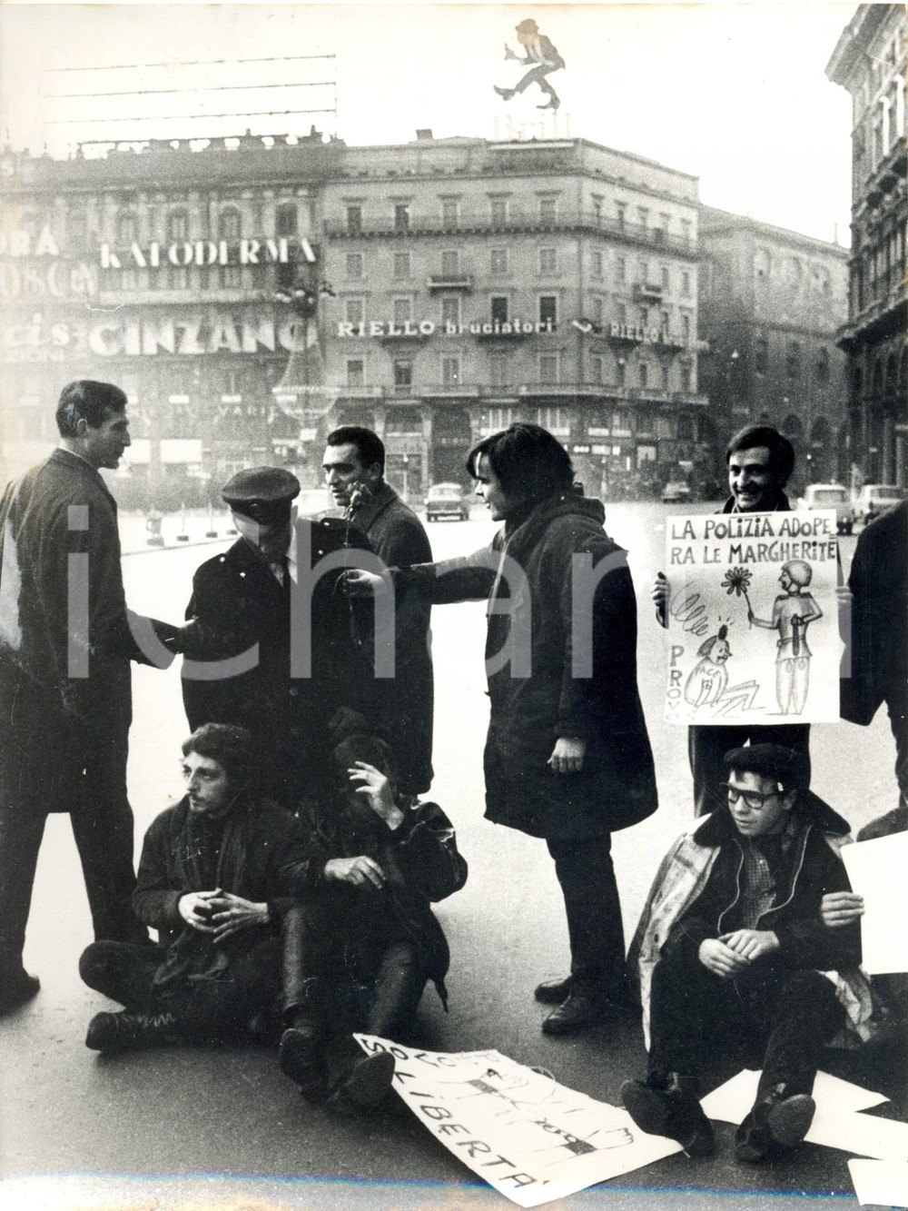 Fotografia d epoca originale 1966 MILANO PIAZZA DUOMO Capellone offre un fiore a un poliziotto Foto 1