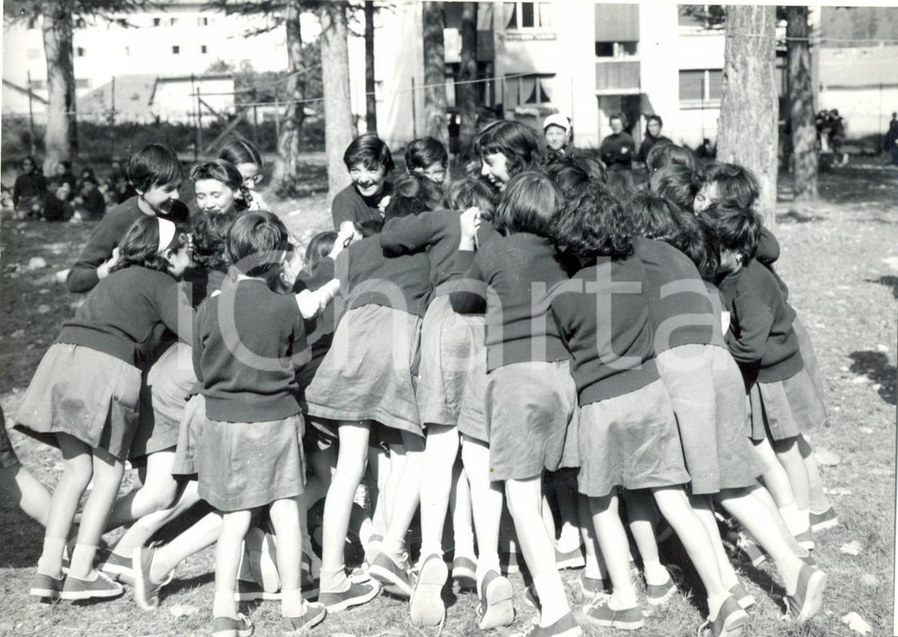Fotografia d epoca originale 1956 CASELLA MONTEMAGGIO Colonia ANSALDO  Bambine giocano ridendo Foto 18x13 1