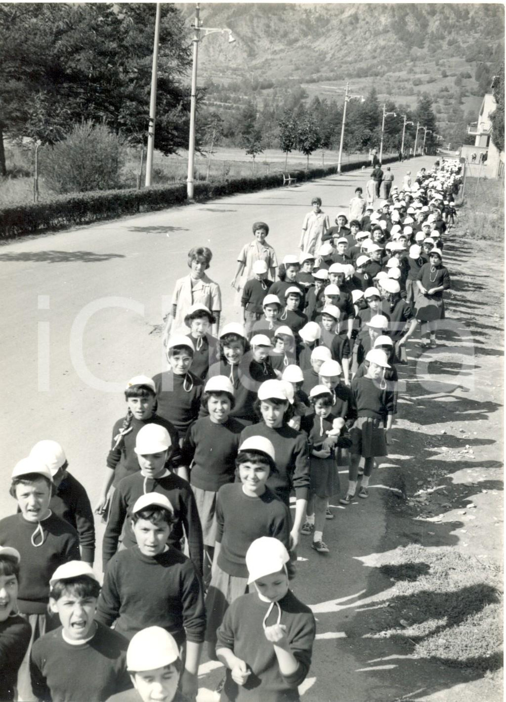 Fotografia d epoca originale 1956 CASELLA MONTEMAGGIO Colonia ANSALDO  Bambini camminano in fila indiana 1