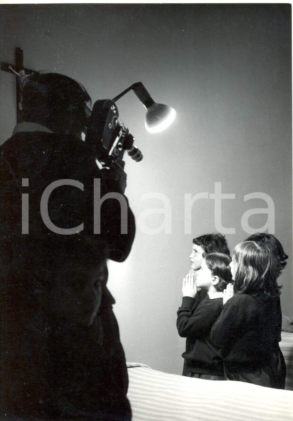 Fotografia d epoca originale 1956 CASELLA MONTEMAGGIO Colonia ANSALDO  Bambini ripresi mentre pregano Foto 1