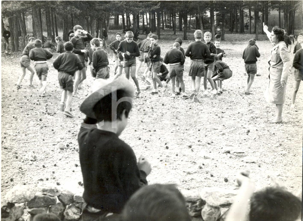 Fotografia d epoca originale 1956 CASELLA MONTEMAGGIO Colonia ANSALDO  Bambini sgridati dall insegnante 1