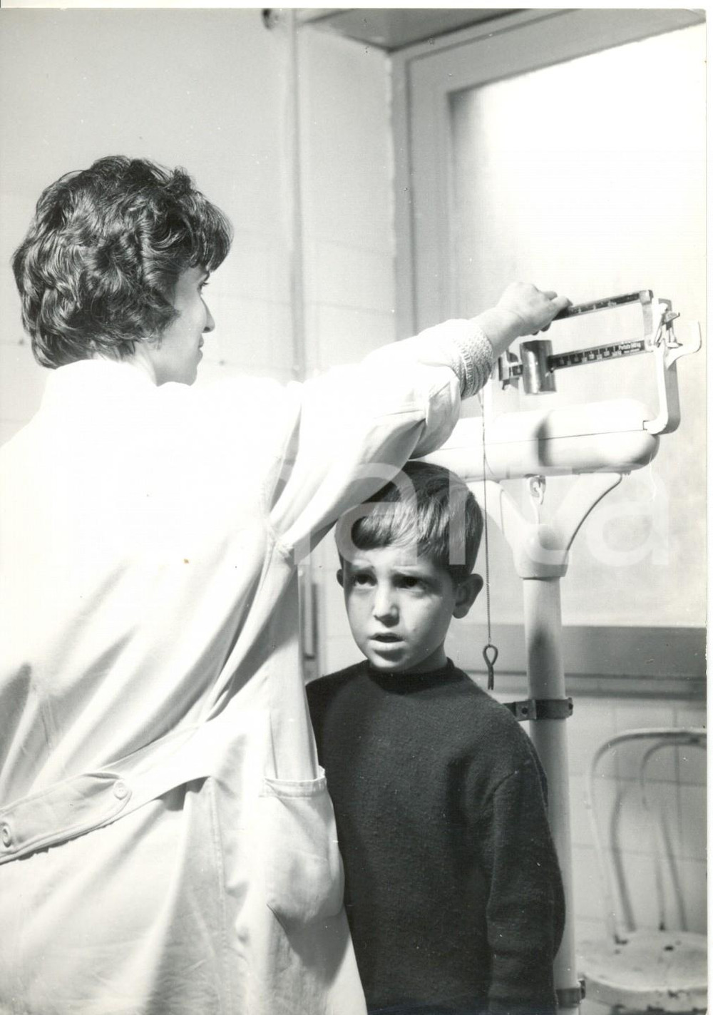 Fotografia d epoca originale 1956 CASELLA MONTEMAGGIO Colonia ANSALDO  Pediatra misura il peso di un bambino 1