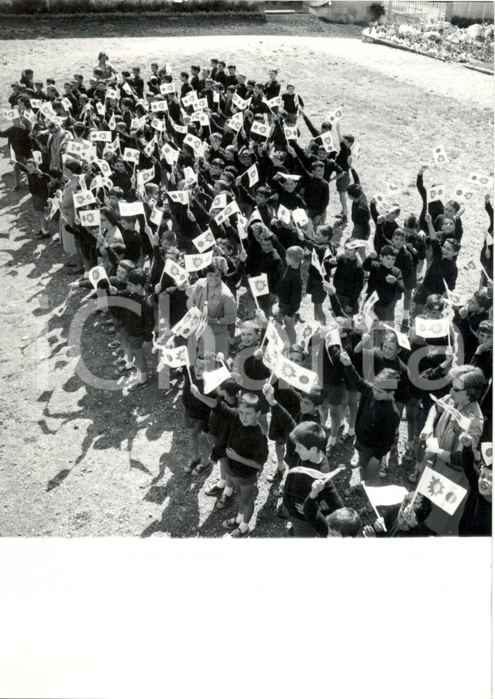 Fotografia d epoca originale 1956 CASELLA MONTEMAGGIO Colonia ANSALDO  Bambini sventolano bandierine  Foto 1