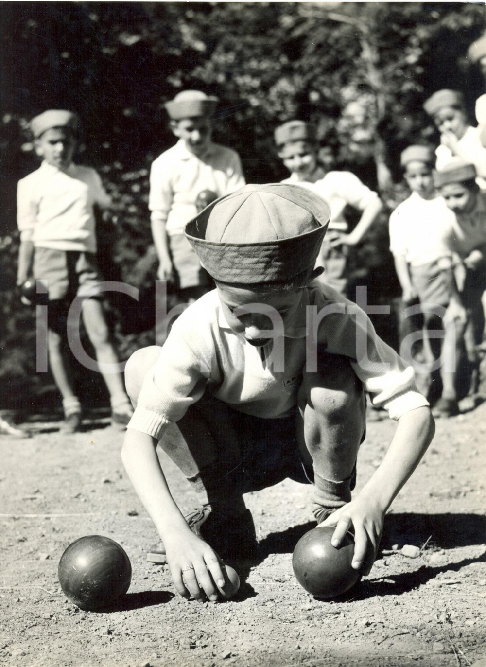 Fotografia d epoca originale 1956 CASELLA MONTEMAGGIO Colonia ANSALDO  Bambino gioca a bocce Foto 18X24 cm 1