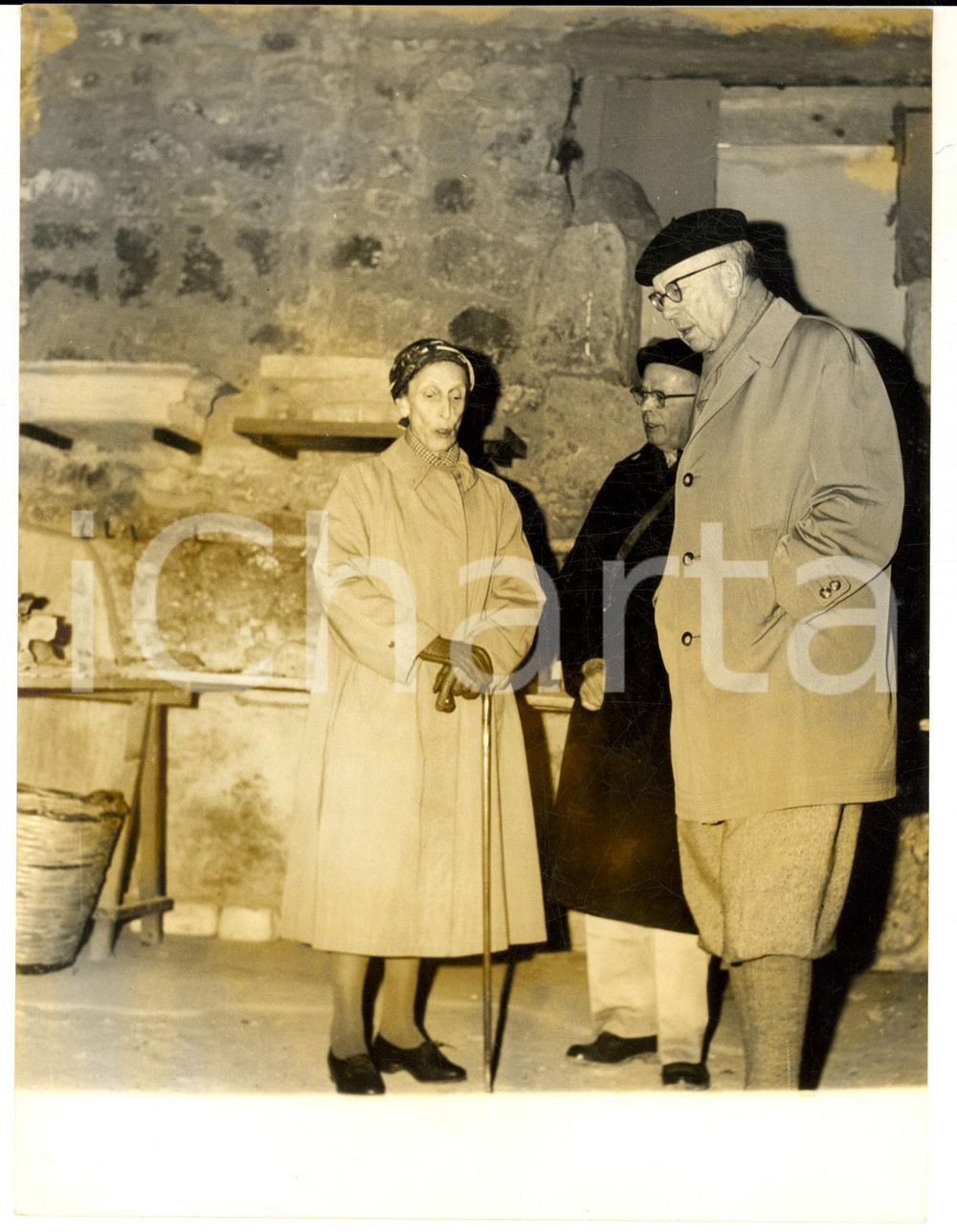 Fotografia d epoca originale 1963 AIDONE Re Gustavo VI Adolfo di Svezia visita gli scavi archeologici Foto 1