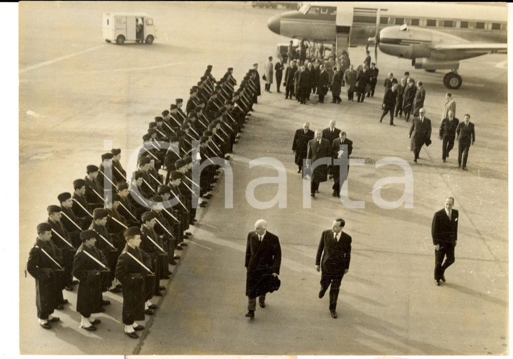 1959 PARIS Antonio SEGNI e Michel DEBRE' davanti al picchetto d'onore *Foto