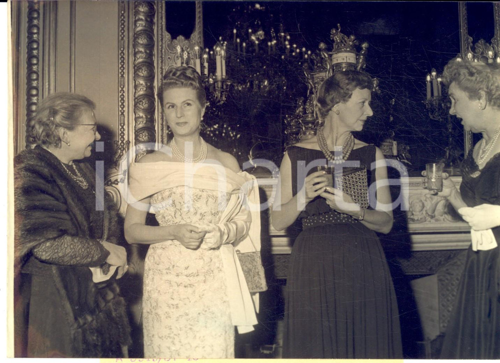 Fotografia d epoca originale 1957 PARIS Quai d Orsay  DÃ®ner des Dames  Mmes ZOLI, MELLAS, PINEAU et DULLES 1