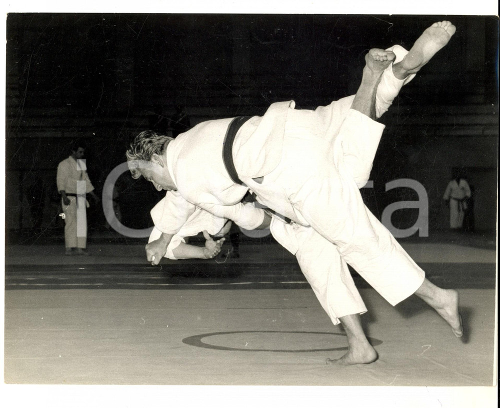 Fotografia d epoca originale 1961 MILANO EUROPEI JUDO Incontro SCHLECHT vs RENCZAK Foto 24x18 cm 1