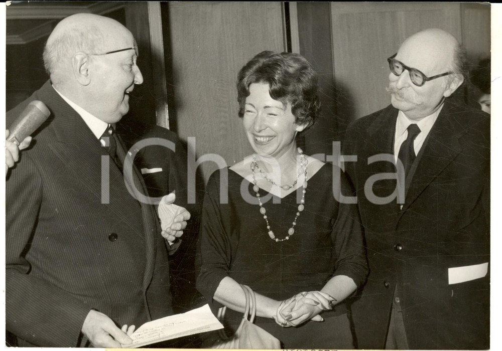 1959 PARIS Prix PELMAN Hélène CHARNIAUX-COTTON félicitée par Jean ROSTAND *Photo