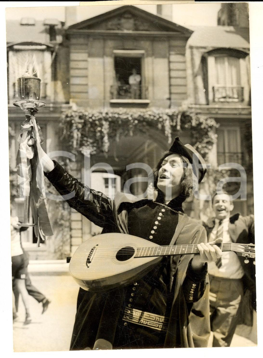Fotografia d epoca originale 1959 PARIS Étudiant François Villon flambeau amitié franconéerlandaise Photo 1