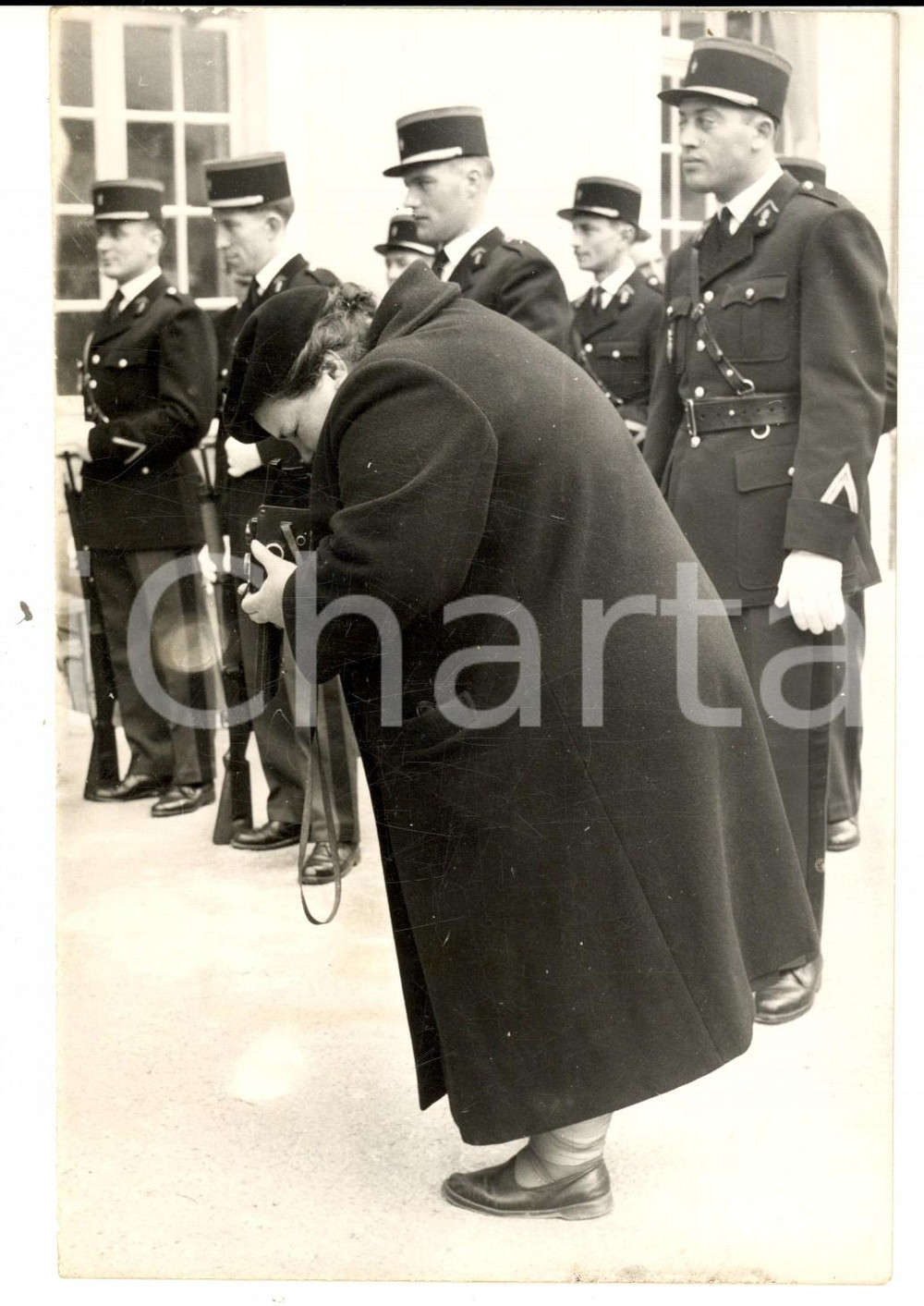 Fotografia d epoca originale 1963 COLOMBEYLESDEUXEGLISES Donna cerca di fotografare Charles DE GAULLE Foto 1