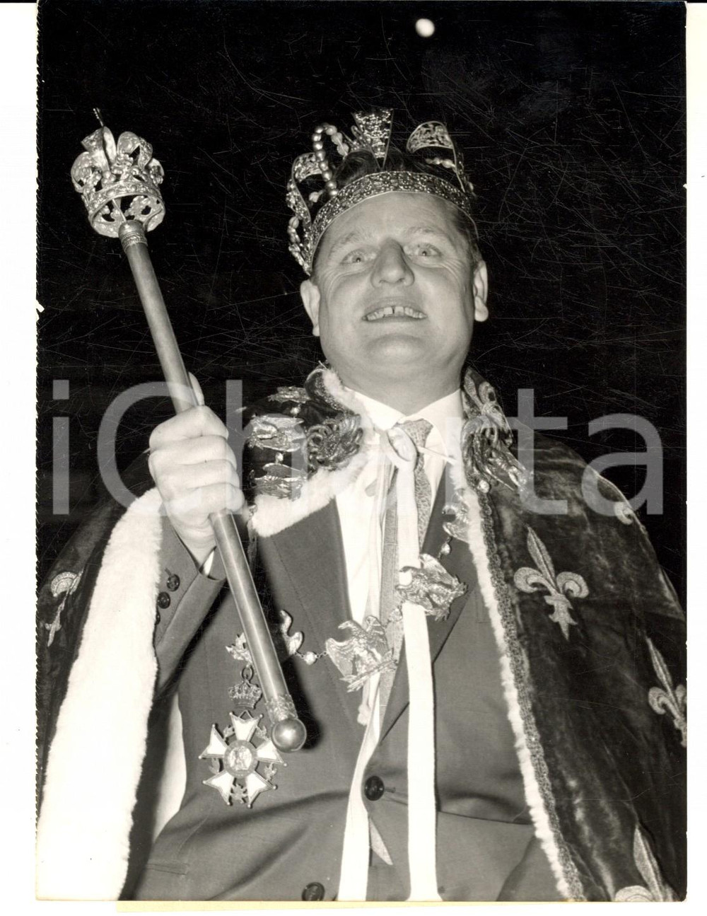 Fotografia d epoca originale 1963 PARIS Emile CHAUMENTIN Ã©lu nouveau roi des Camelots Photo 13x18 cm 1