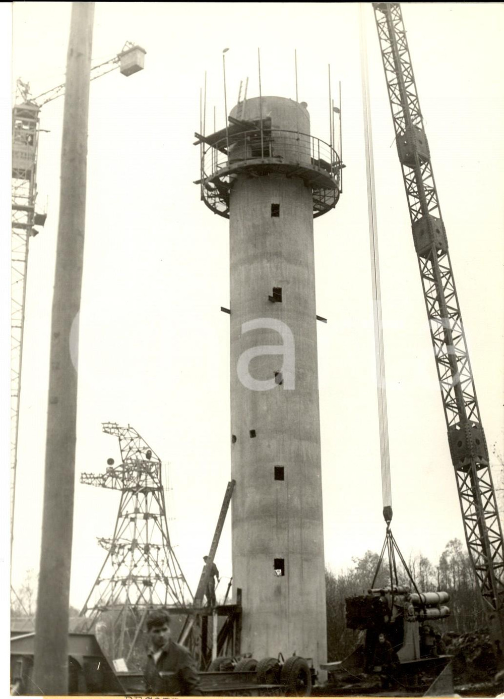 Fotografia d epoca originale 1960 NANÃ‡AY FRANCE Torre in cemento costruita in quattro giorni Foto 14x18 cm 1
