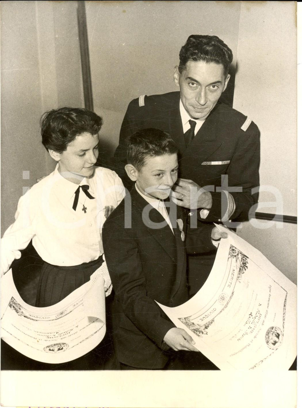 1955 ca PARIS Commandant HUOT avec deux enfants héros du "Mérite civique" *Photo