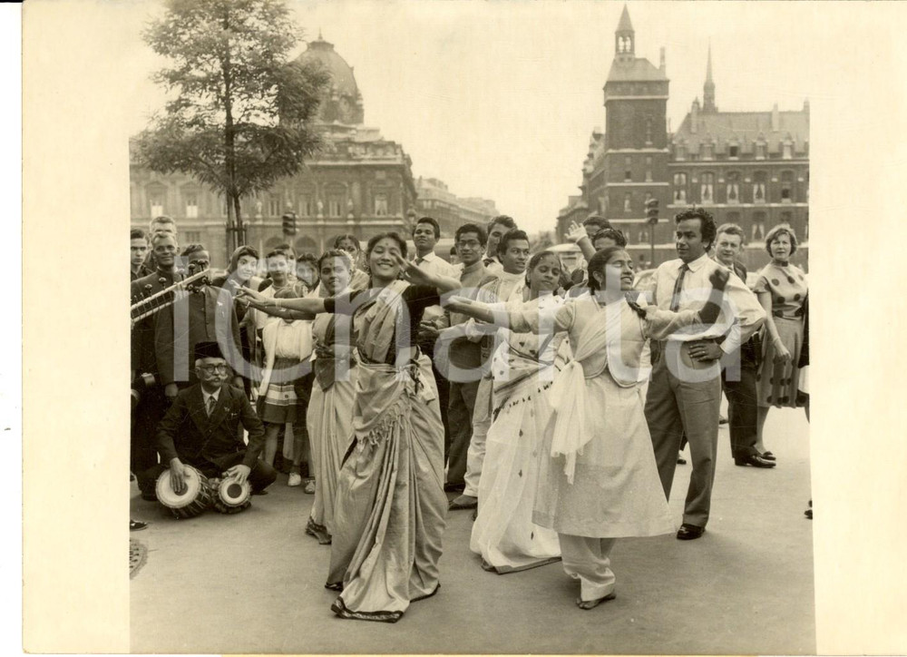 Fotografia d epoca originale 1959 PARIS Place du Chatelet  Ballerine del Teatro Nazionale Indiano Foto 1