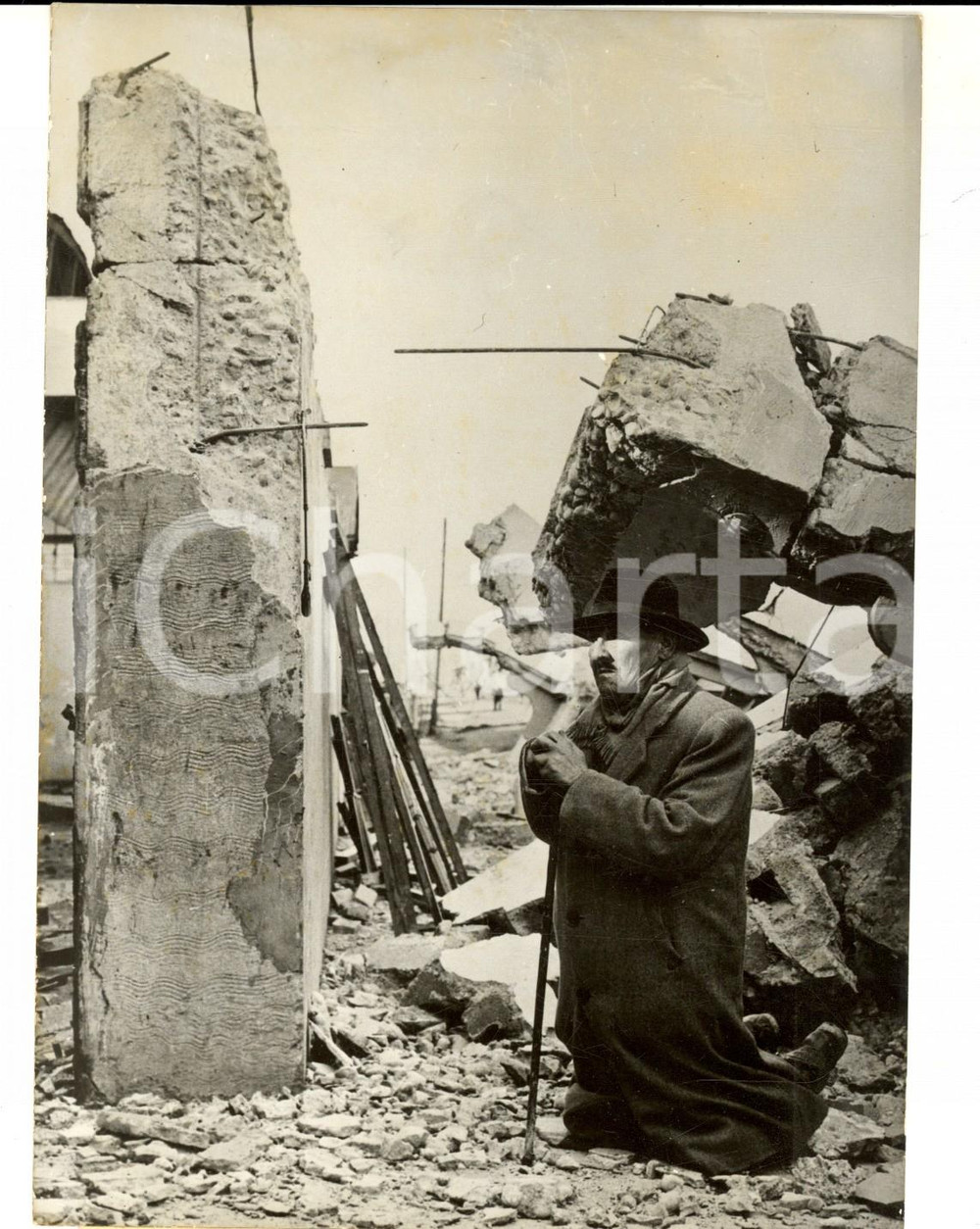 Fotografia d epoca originale 1960 TERREMOTO VALDIVIA CILE Uomo prega tra le rovine della sua casa Foto 1
