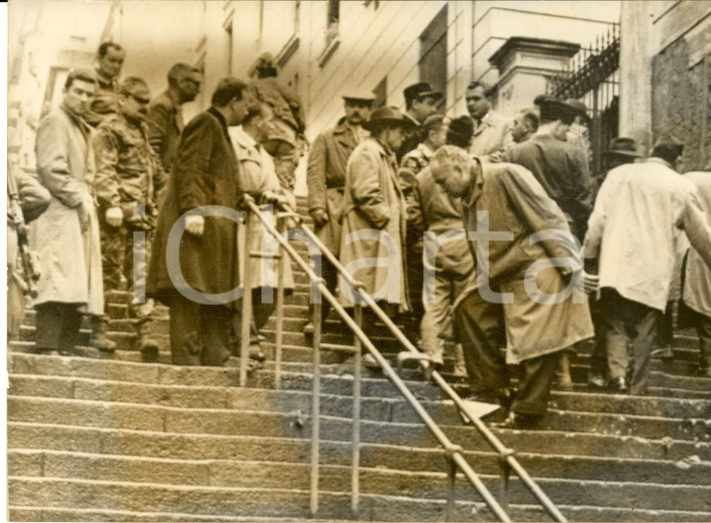 Fotografia d epoca originale 1960 ca ALGER TERRORISME Poliziotti in rue Macé dopo l’esplosione di una bomba 1