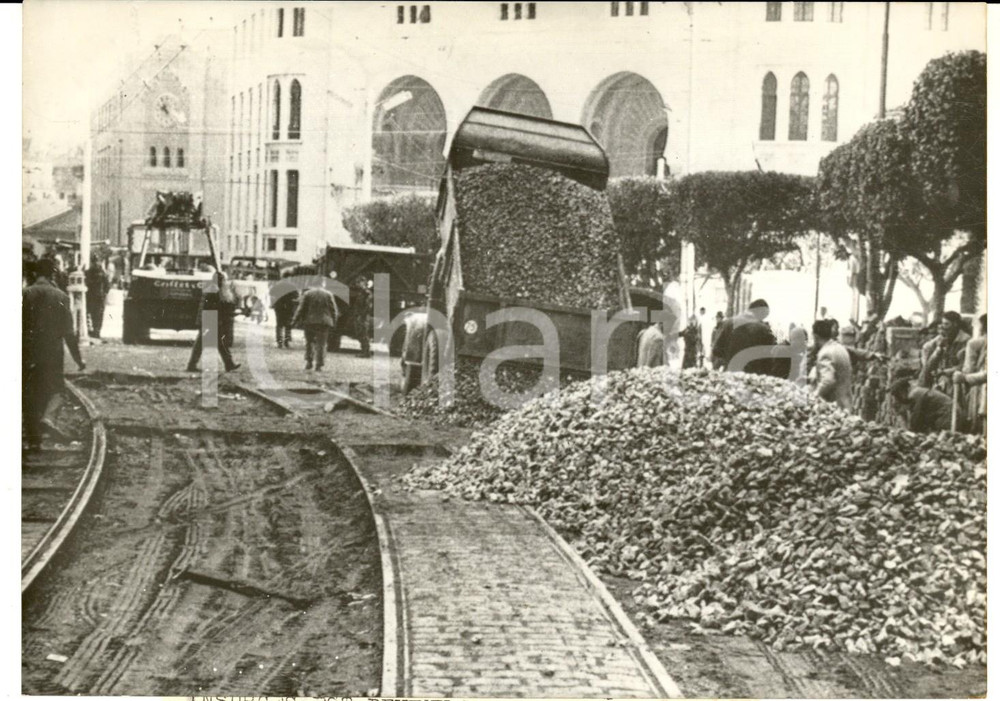 Fotografia d epoca originale 1960 ALGER GRANDE POSTE Sistemazione del pavÃ© dopo l insurrezione Foto 18x13 1