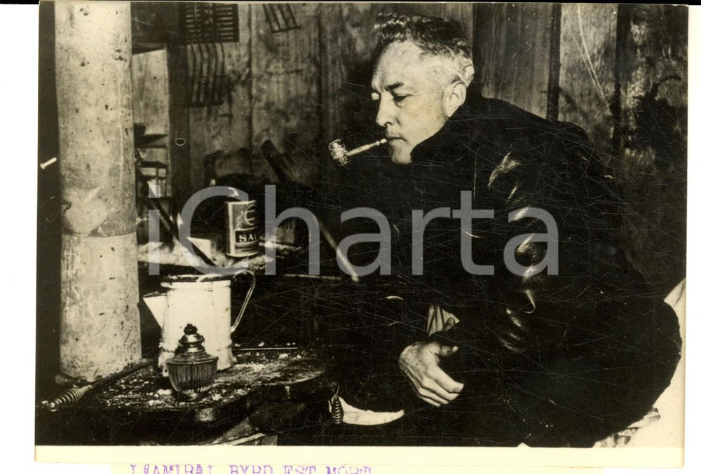 Fotografia d epoca originale 1955 ca POLO SUD Ammiraglio Richard BYRD fuma pipa nella base Little America 1