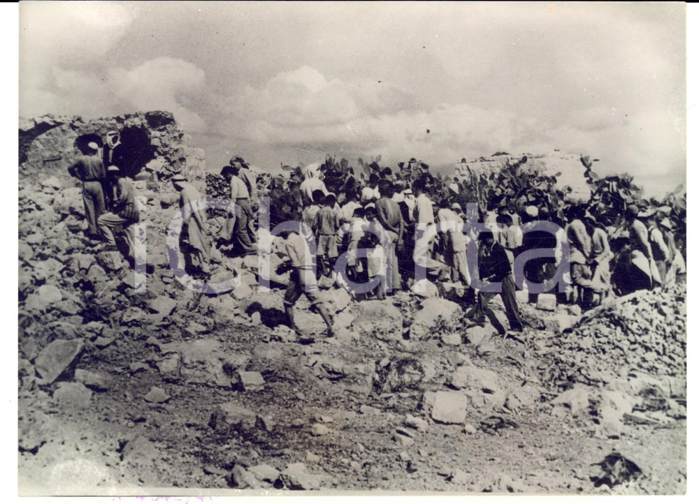 Fotografia d epoca originale 1953 CISGIORDANIA Strage di QIBYA  Abitanti tra le rovine del villaggio Foto 1