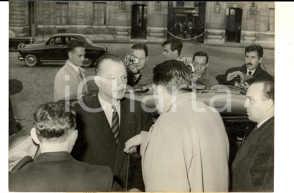 Fotografia d epoca originale 1960 PARIS Paul DELOUVRIER sort de la ConfÃ©rence de l AlgÃ©rie Photo 18x13 cm 1
