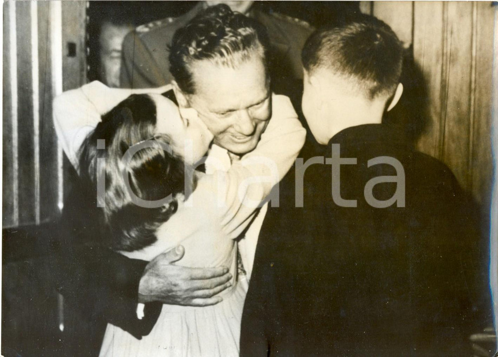 Fotografia d epoca originale 1959 BELGRADE Marshal TITO welcomed by his grandchildren Zlatica and Joze BROZ 1