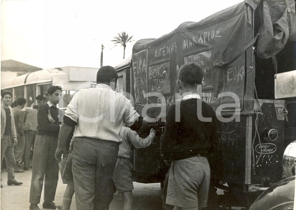 Fotografia d epoca originale 1959 CYPRUS KYKKOS MONASTERY British Army transporting EOKA terrorists  arms 1