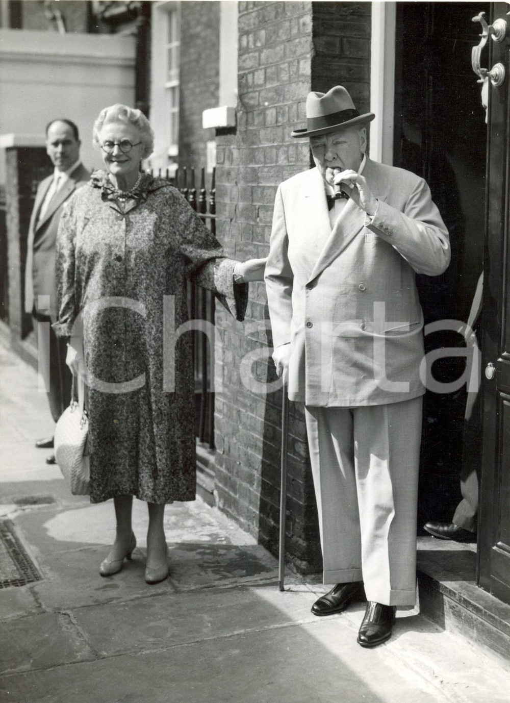 1959 LONDON Hyde Park Gate - Winston CHURCHILL and his wife leaving home *Photo 