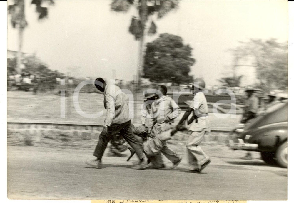 Fotografia d epoca originale 1959 BRAZZAVILLE CONGO Polizia arresta un seguace di MATSOUA Foto 18x13 1