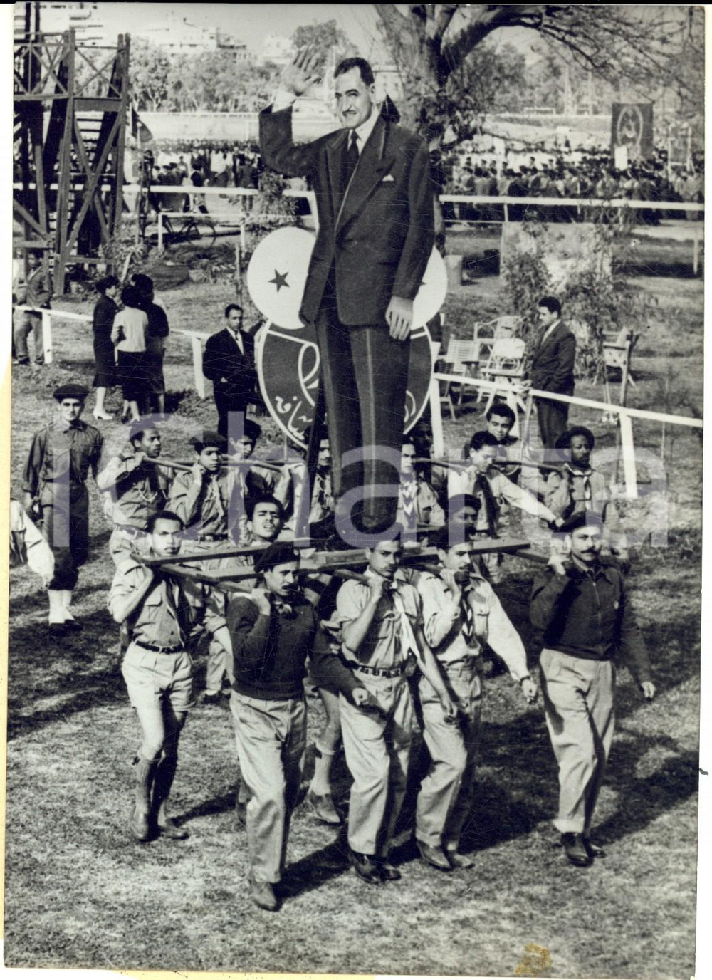 Fotografia d epoca originale 1959 CAIRO AfroAsian Conference  Arab Boy Scouts with effigy of NASSER Photo 1