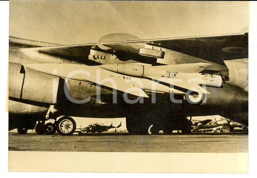 Fotografia d epoca originale 1961 PARIS Avion Ã©quipÃ© d engin airsol AS30 pour la RAF Photo 18x14 cm 1