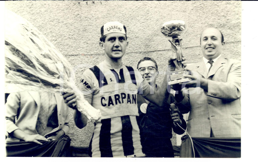 Fotografia d epoca originale 1960 CICLISMO Giro dell Appennino  Premiazione corridore della CARPANO Foto 1