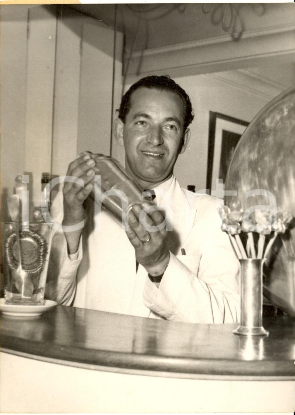 Fotografia d epoca originale 1953 PARIS Harry ERIKSSON champion du monde des barmen Photo 13x18 cm 1