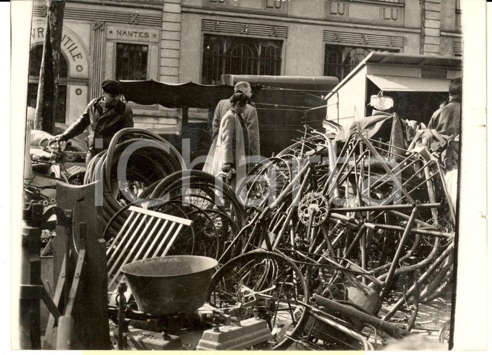 Fotografia d epoca originale 1960 ca PARIS Bd Richard LENOIR Foire Ã  la Ferraille  Les vÃ©los en vente Photo 1