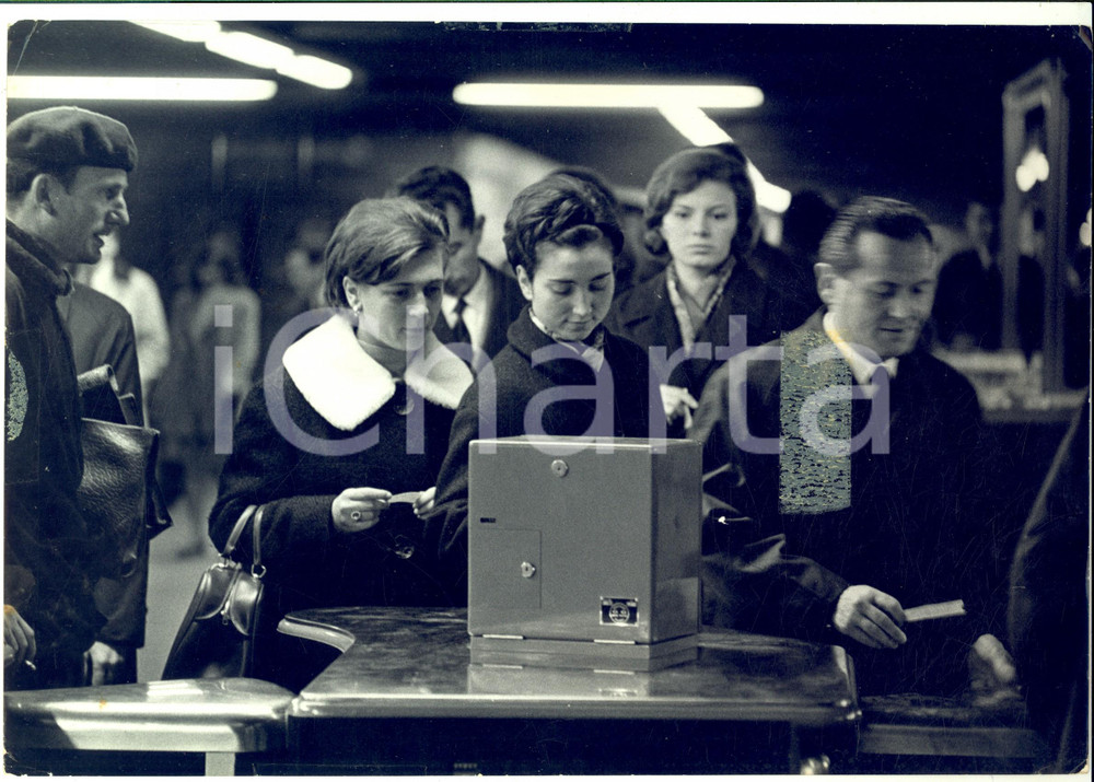 Fotografia d epoca originale 1964 MILANO ATM Metropolitana M1  Folla al primo giorno di apertura Foto 30x20 1