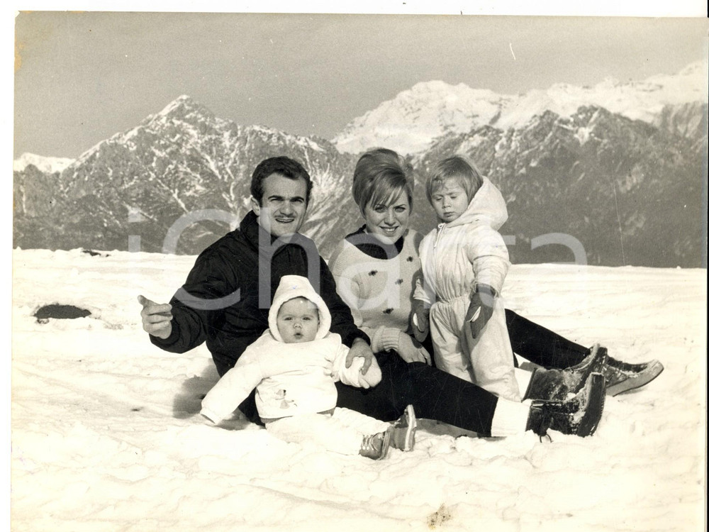 Fotografia d epoca originale 1966 SELVINO BG Sandro MAZZOLA sulla neve con moglie e figlie Foto 24x18 1