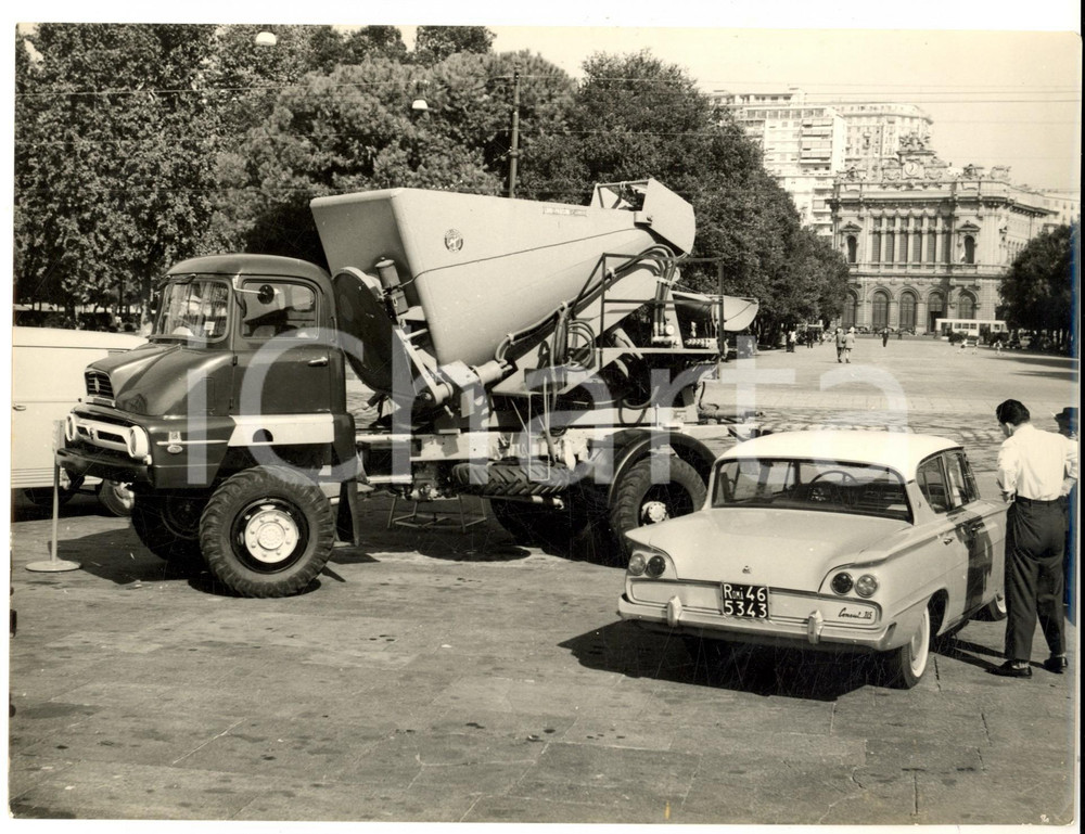 Fotografia d epoca originale 1961 GENOVA AUTOMOBILISMO Presentazione nuovi modelli FORD Foto 24x18 cm 1