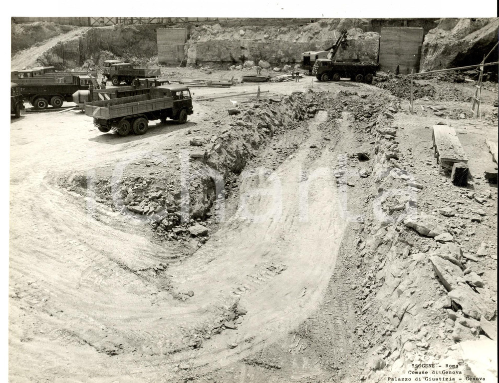 Fotografia d epoca originale 1966 GENOVA Scavi per il nuovo Palazzo di Giustizia  Ditta SOGENE Foto 24x18 1