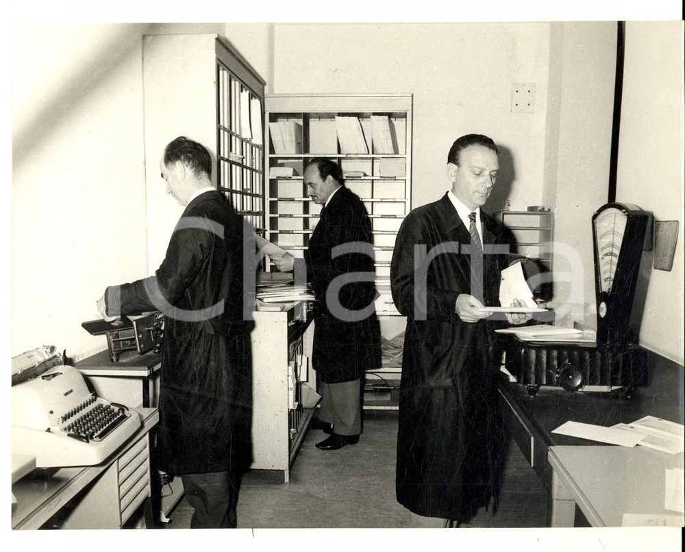 Fotografia d epoca originale 1965 GENOVA Stabilimento ITALSIDER  Centralinisti al lavoro Foto 24x18 cm 1
