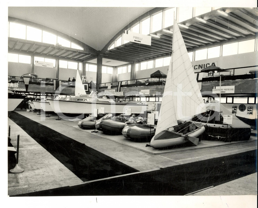Fotografia d epoca originale 1966 SALONE NAUTICO DI GENOVA Veduta dello stand PIRELLI Foto 24x18 cm 1
